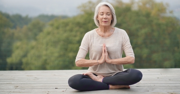 5 Benefícios do Yoga para seniores