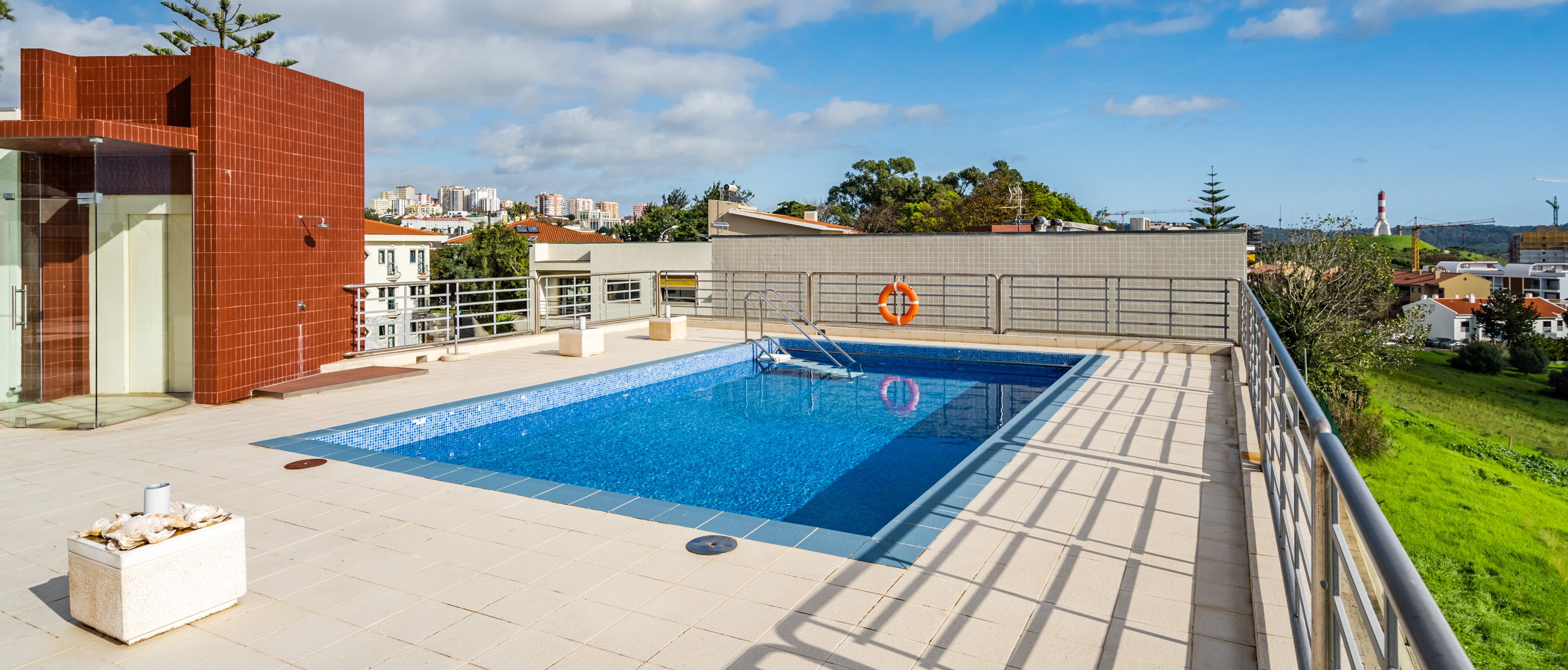 Piscina exterior da GOLD Sénior Residence (antiga Casas da Cidade Carnaxide)