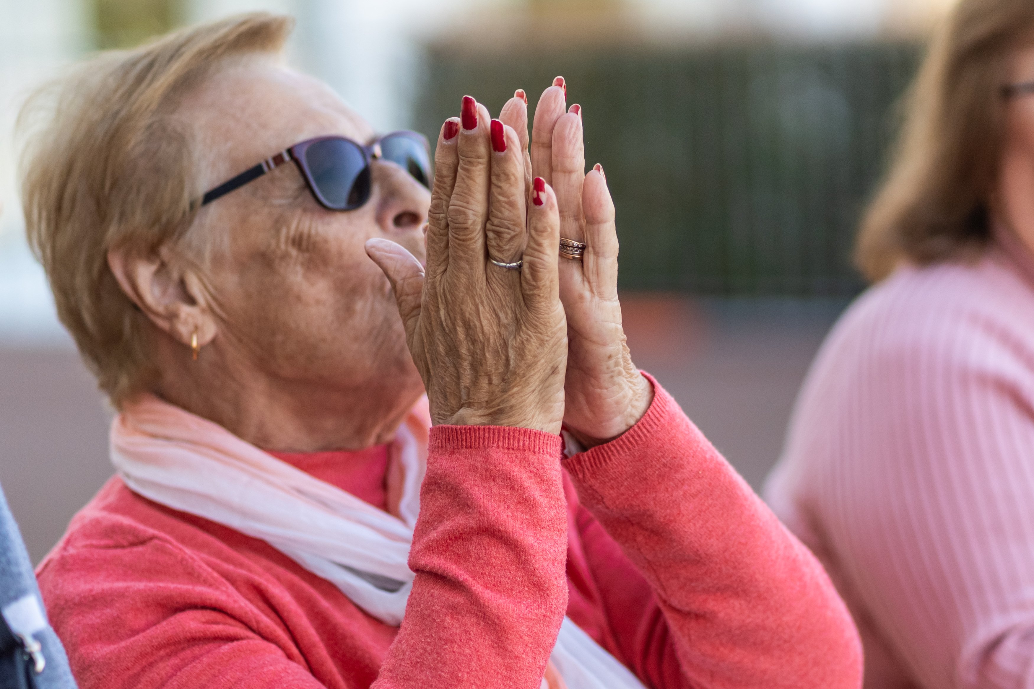 Odete, numa atividade exterior no lar em que vive